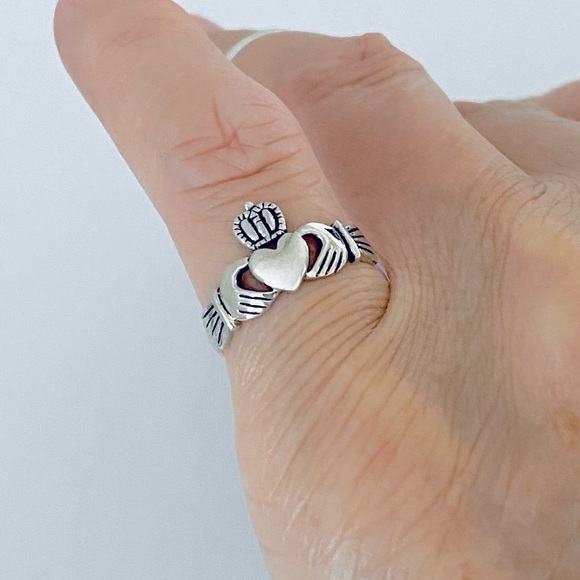 Sterling Silver Irish Claddagh Ring with Rope Band, Friendship Love Heart Rings - Picture 10 of 13